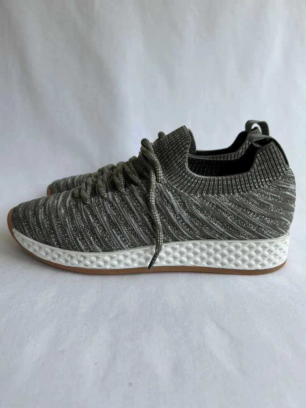 J/Slides Urban Sport Shoes Womens Size 7.5 Khaki 2 Tone Knit Sneakers Casual